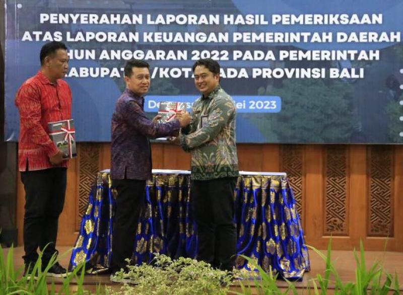 Terima Laporan LKPD Tahun 2022, Klungkung Raih Opini WTP | Bali Tribune